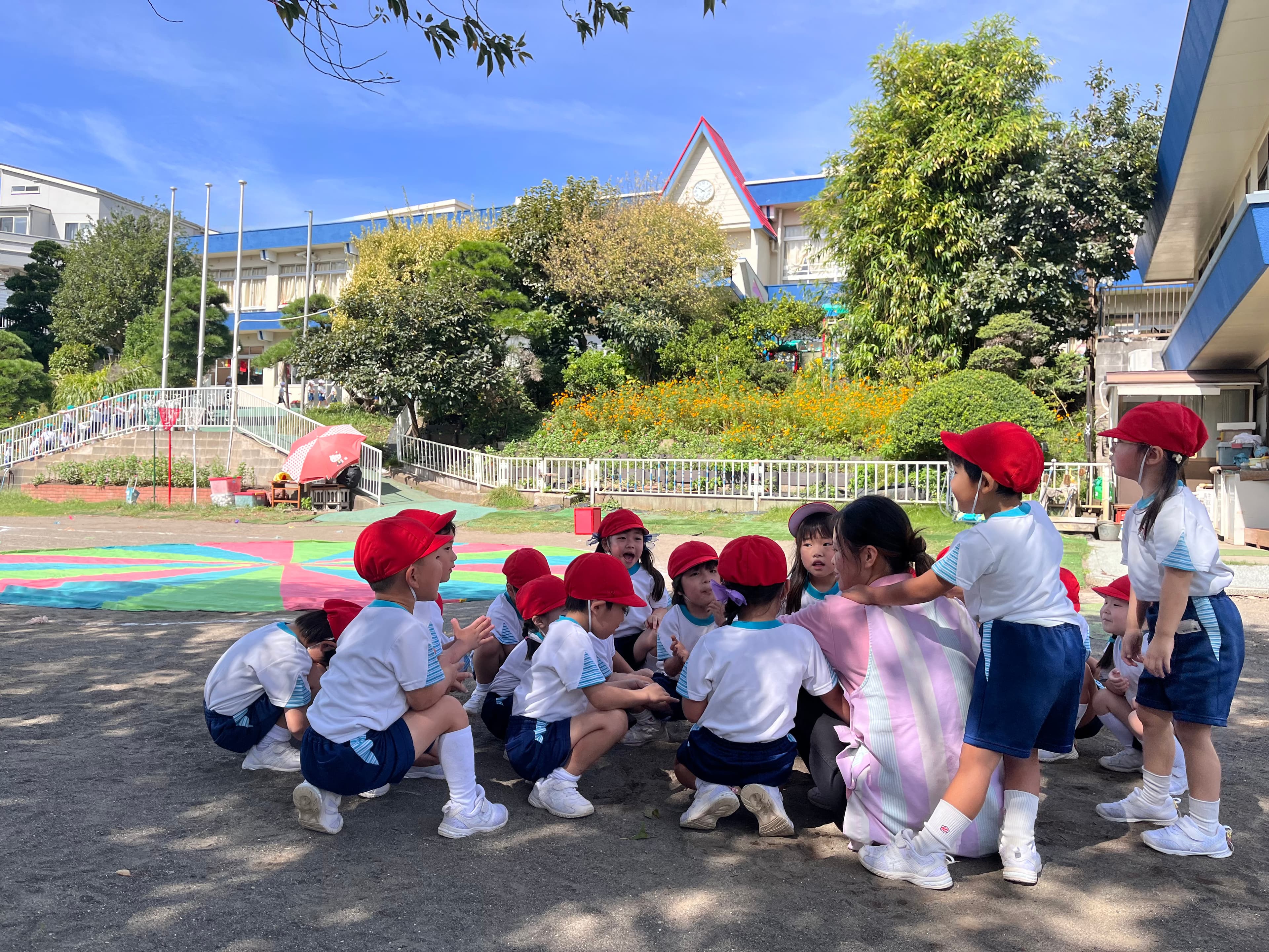 子どもたちの主体性を尊重し、保育者と共に子どもたちが充実した遊びに取り組めるような活動を行っています。